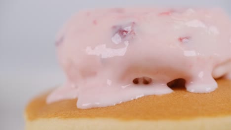 딸기 아이스크림과 함께 팬케이크