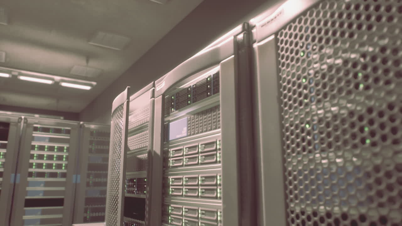 sala de servidores con estantes de equipos