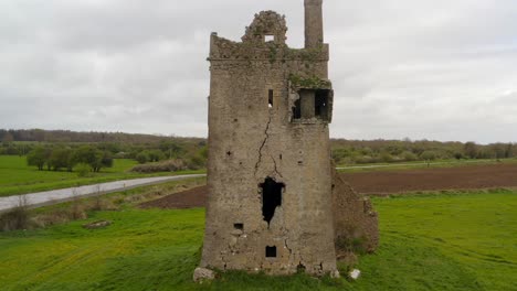 Srah-Castle-fissure-cracks-and-hole-on-side-brick-facade,-aerial-pullback