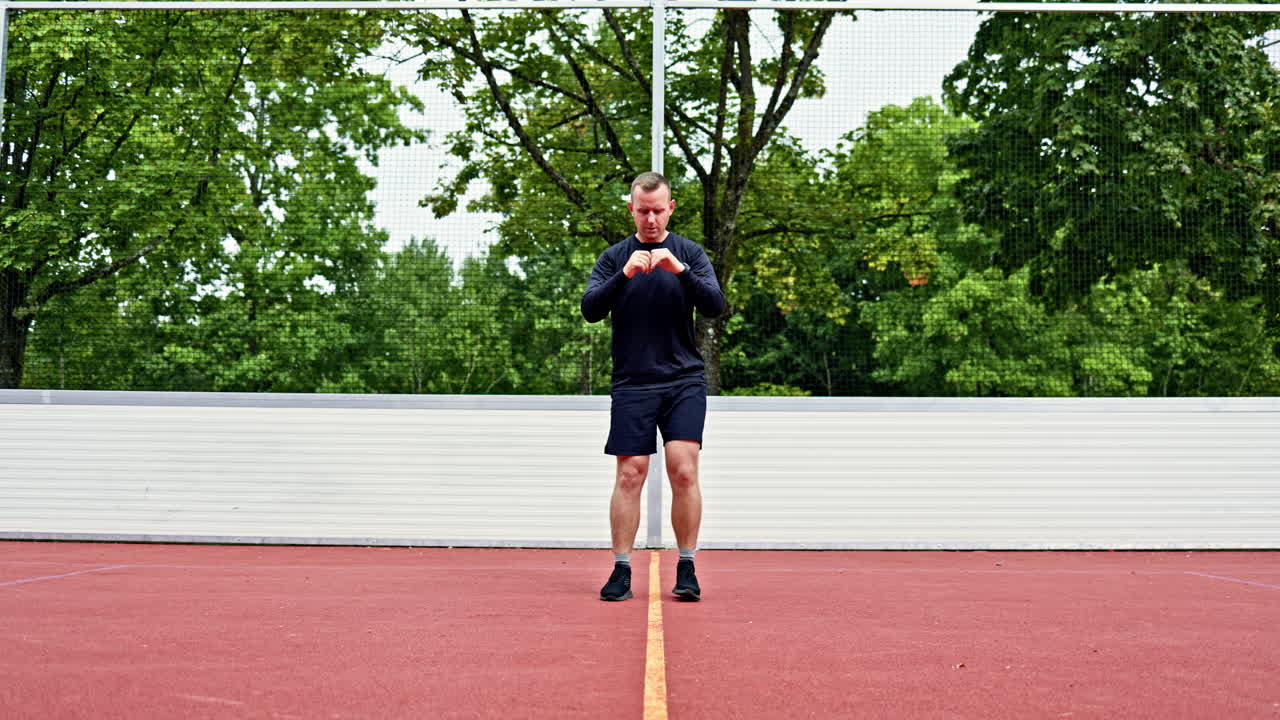 Mladý sportovec cvičící na sportovním hřišti. Atlet trénující na čerstvém vzduchu.