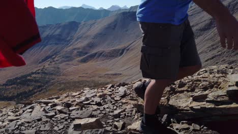 excursionista recogiendo la mochila y caminando de pan seguido kananaskis alberta canada