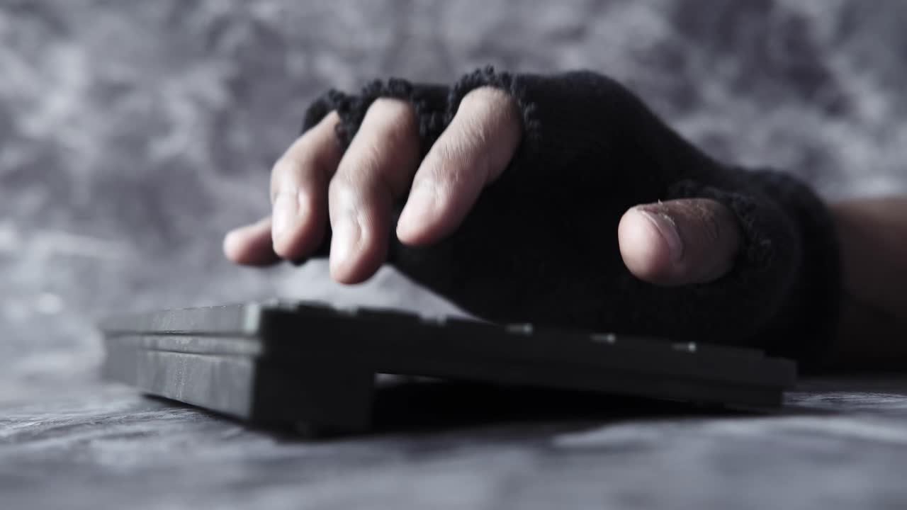 손바닥에서 키보드에서 손으로 타이핑하는 것