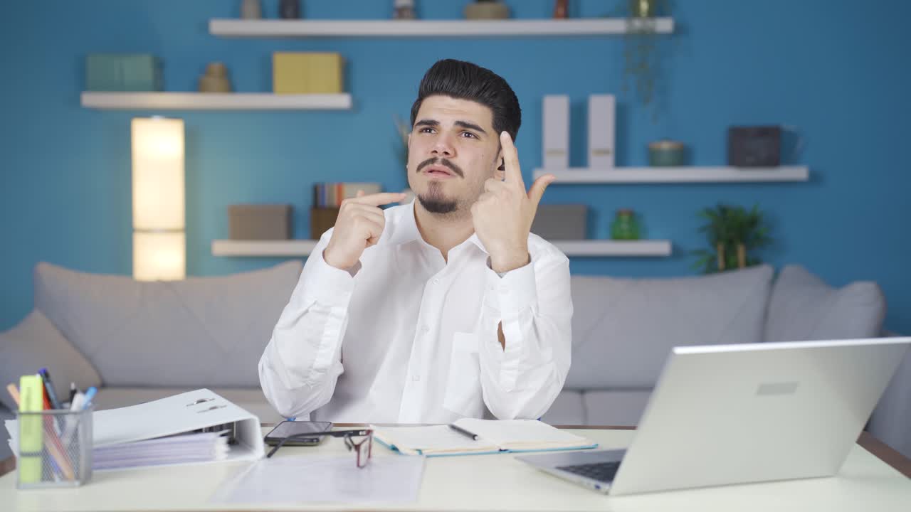 un joven emprendedor reflexivo se le ocurre una buena idea.