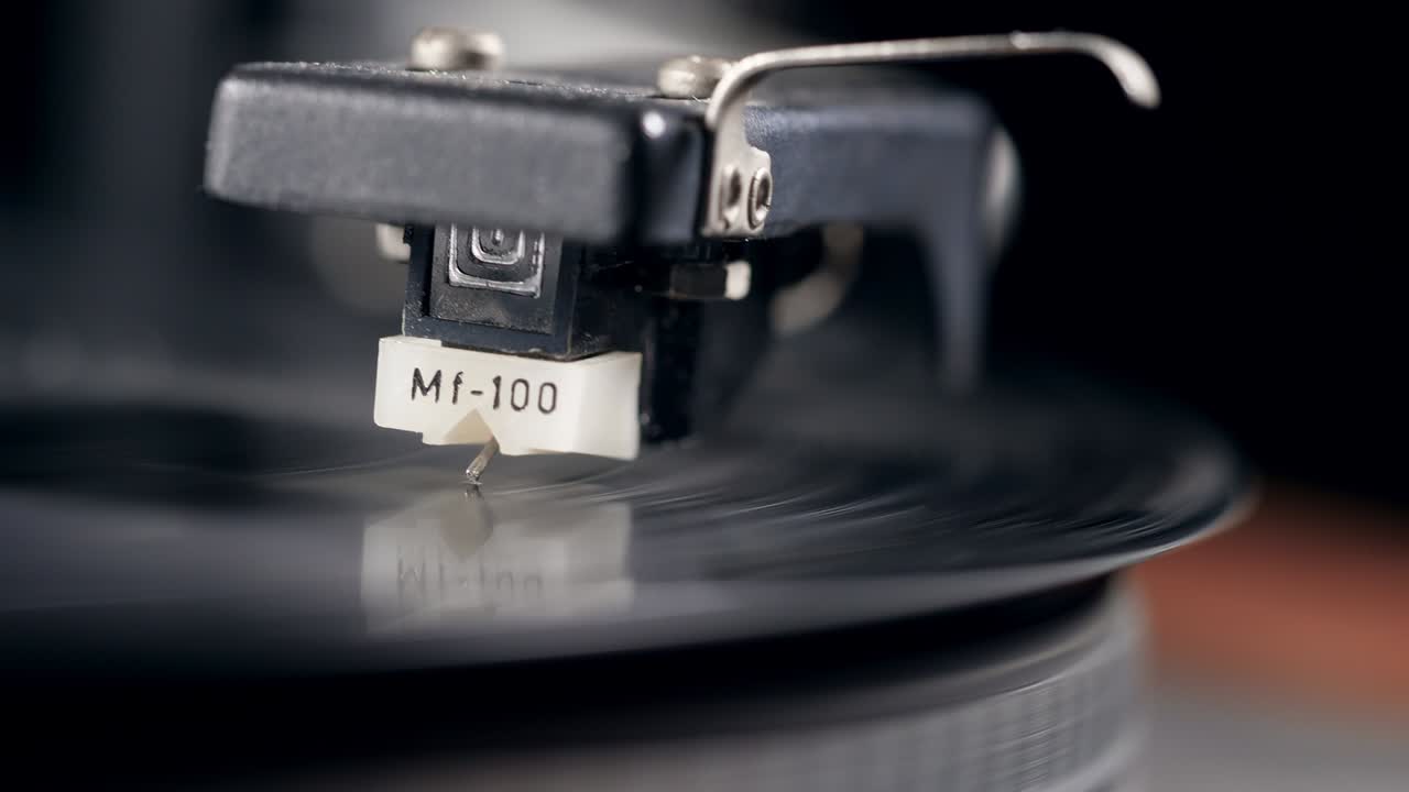 비닐 레코드가 바늘로 연주되고 있습니다.