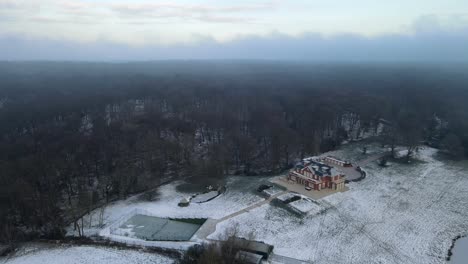 Casa-Grande-En-El-Borde-Del-Bosque-En-Imágenes-Aéreas-De-Invierno-4k