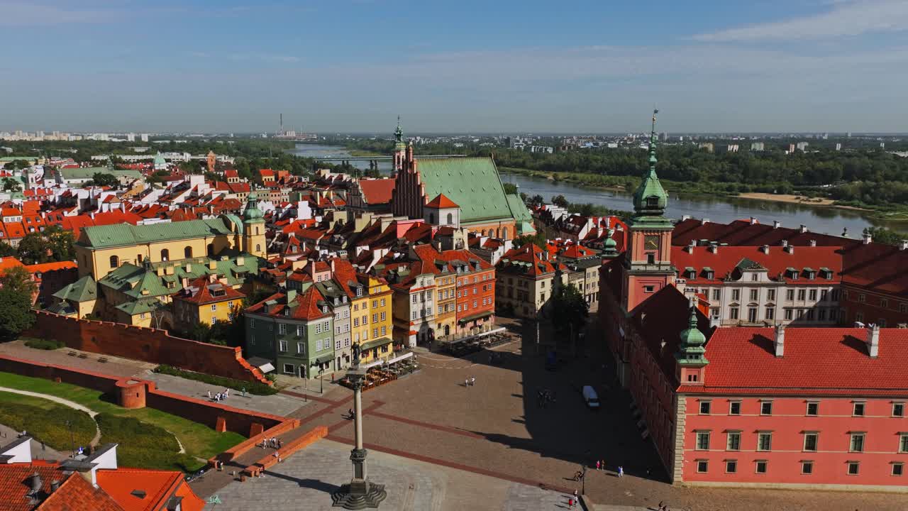 Orbita del drone che rivela la Piazza del Castello Reale e il fiume Vistola, nel centro storico di Varsavia