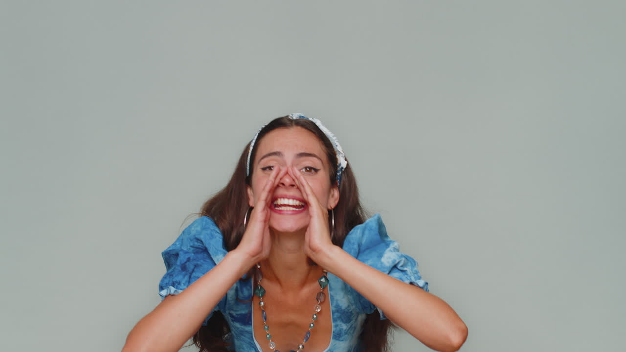 mujer sosteniendo las manos cerca de la boca gritando en voz alta, gritando, berrando, anuncia descuentos venta, hola