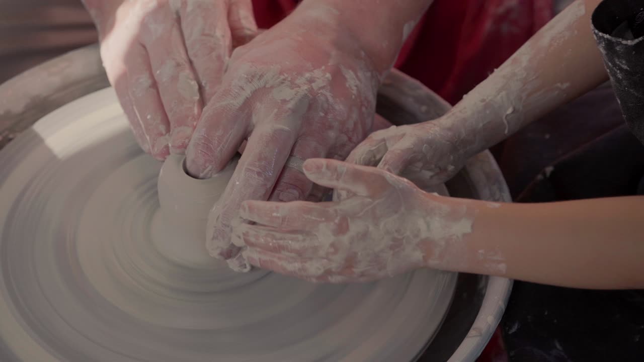 alfarero enseñando alfarería niña