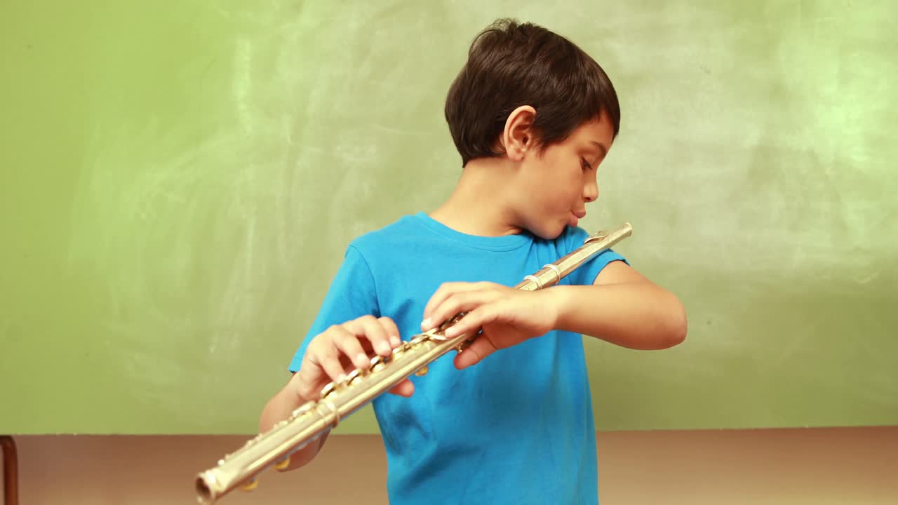 교실에서 플루트를 연주하는 귀여운 학생