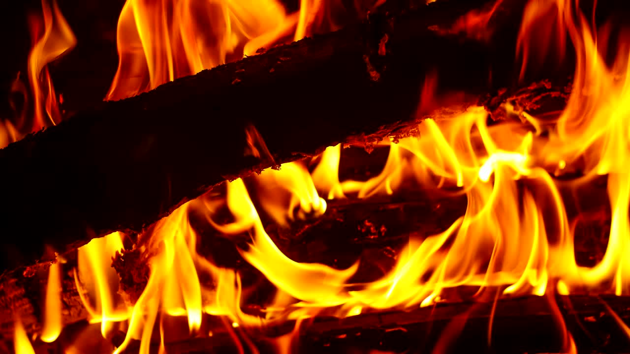 fuego de campamento en la noche. lapso de tiempo