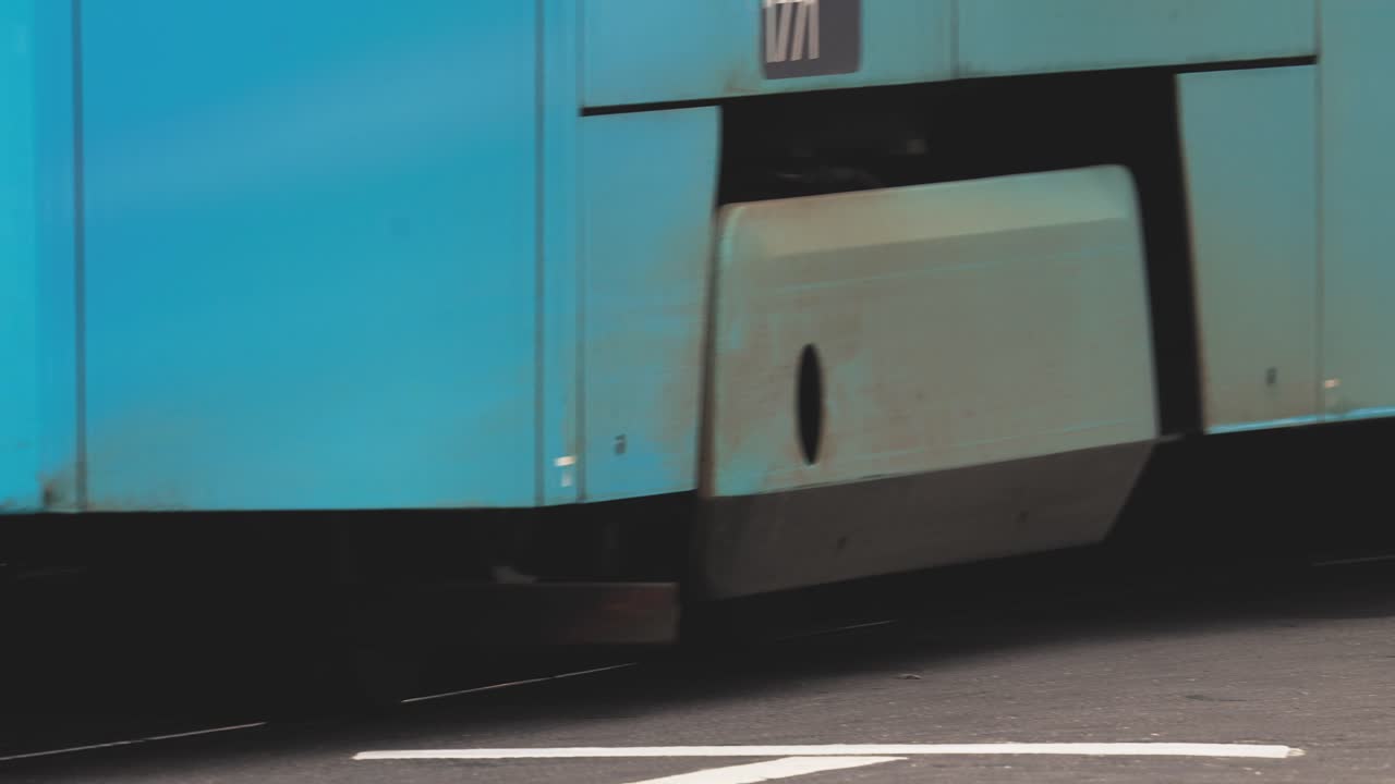 철도, 하단 부분, 오스트라바, 체코 공화국의 레일을 구동하는 트램 바퀴의 극단적인 근접 촬영