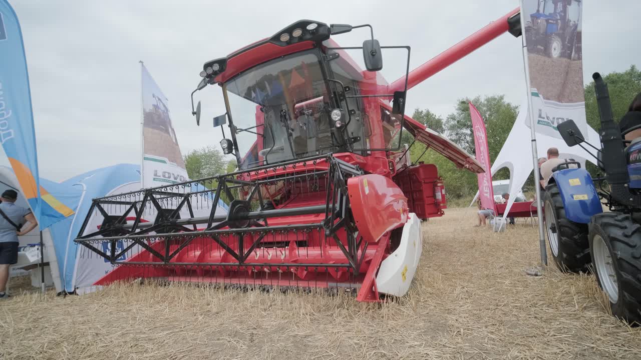 demostración de maquinaria agrícola en una exposición. los tractores operan en el campo, mostrando sus capacidades y rendimiento en acción