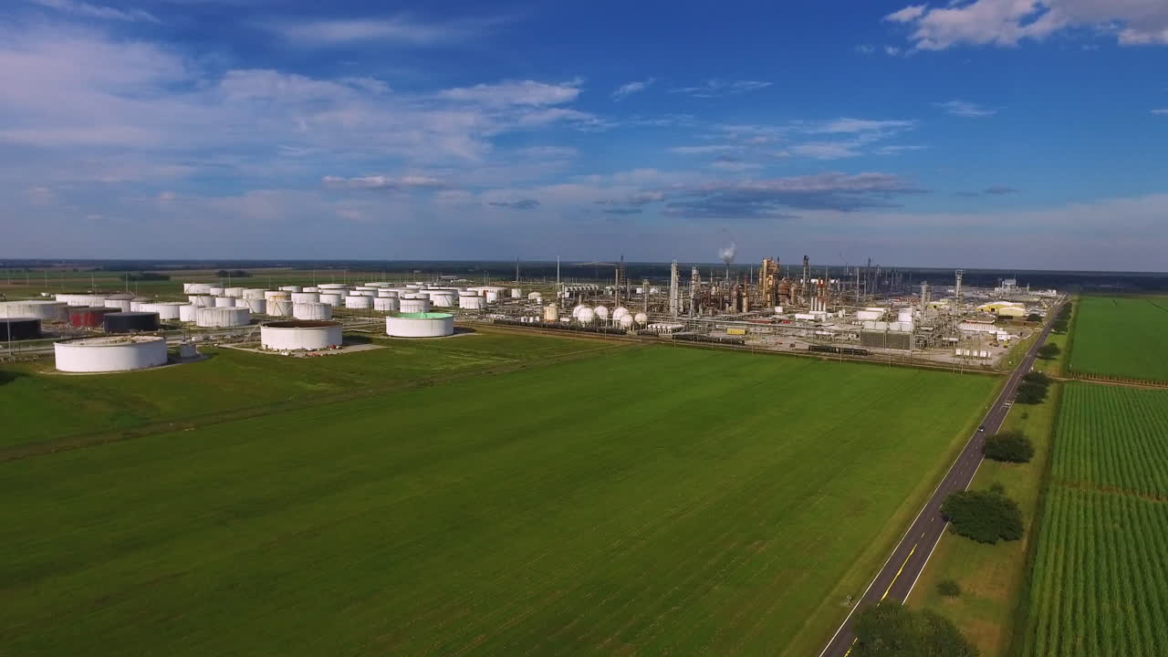 들판과 농장 지역에 있는 산업 정유 공장의 공중