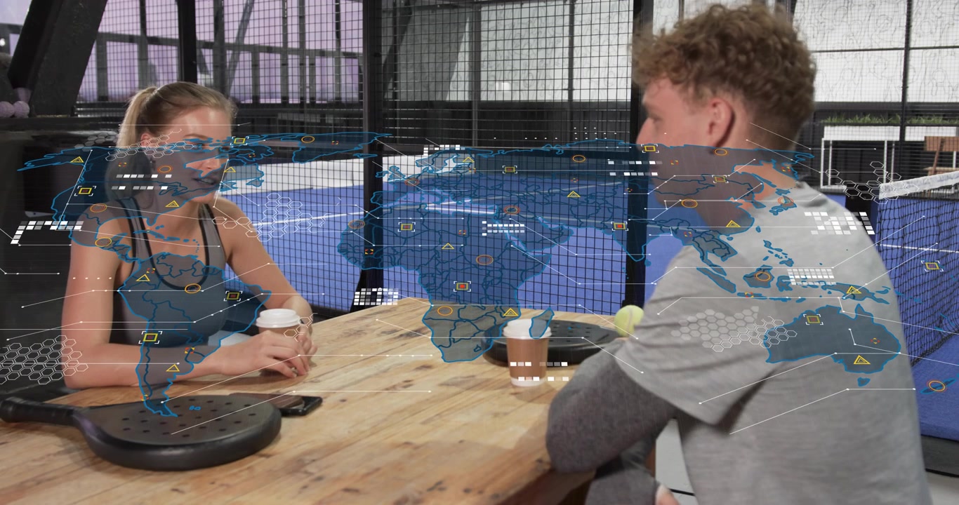 Homem e mulher tomando café na quadra de padel, iniciando uma conversa e surgindo uma sobreposição de visualização de dados