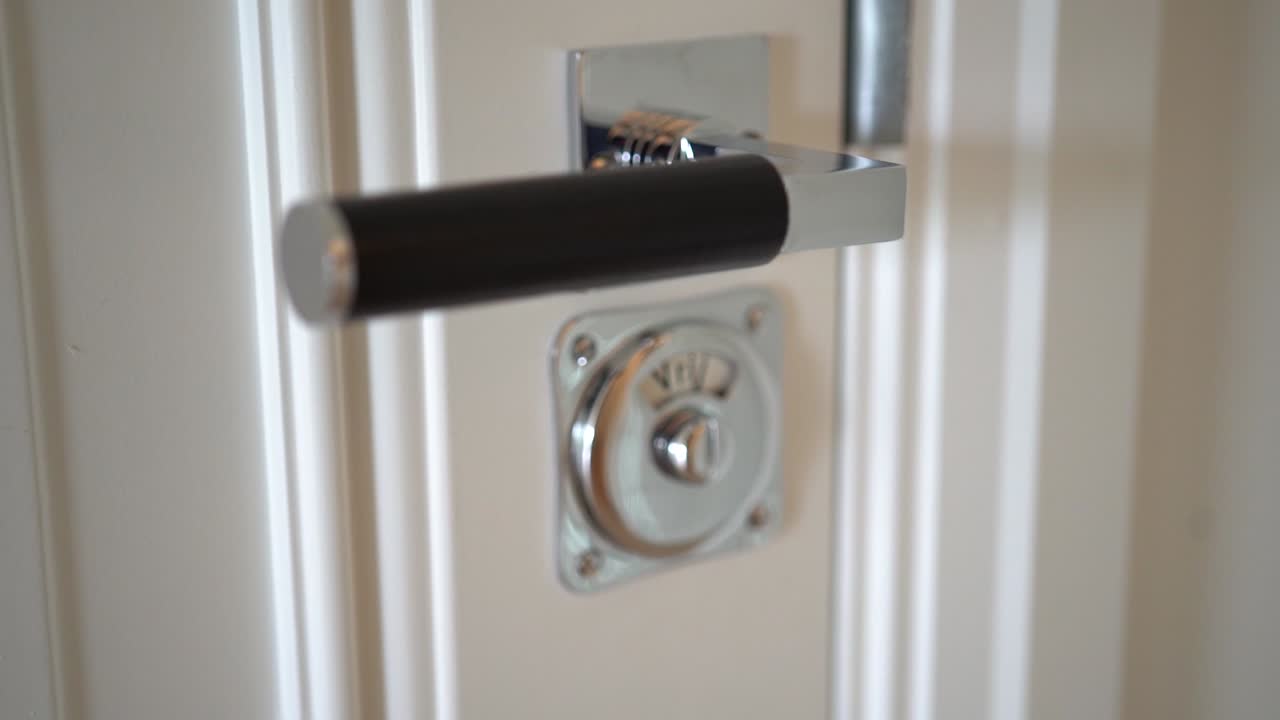 평면에 세련된 금속 손잡이를 가진 현대적인 문