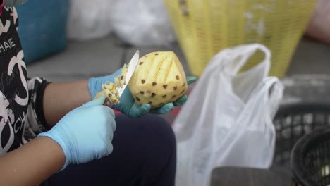 la acción de cortar y cortar una piña madura