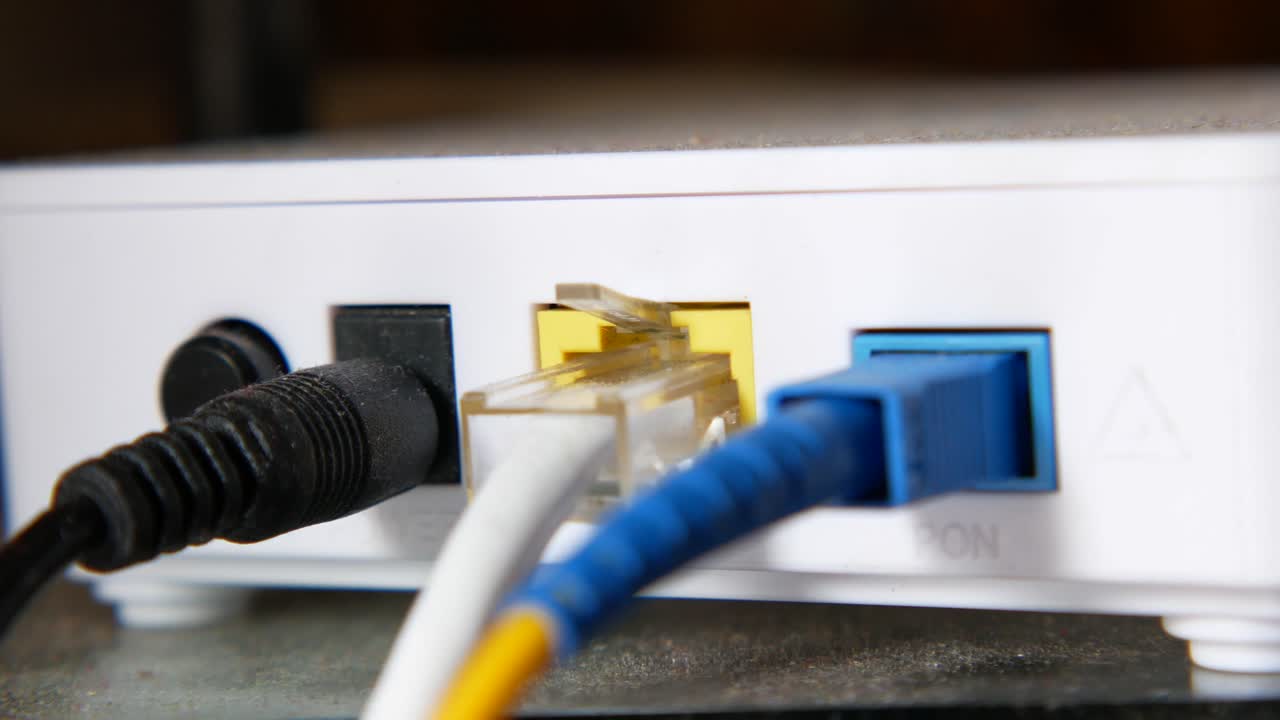 router con cables de fibra óptica y ethernet conectados