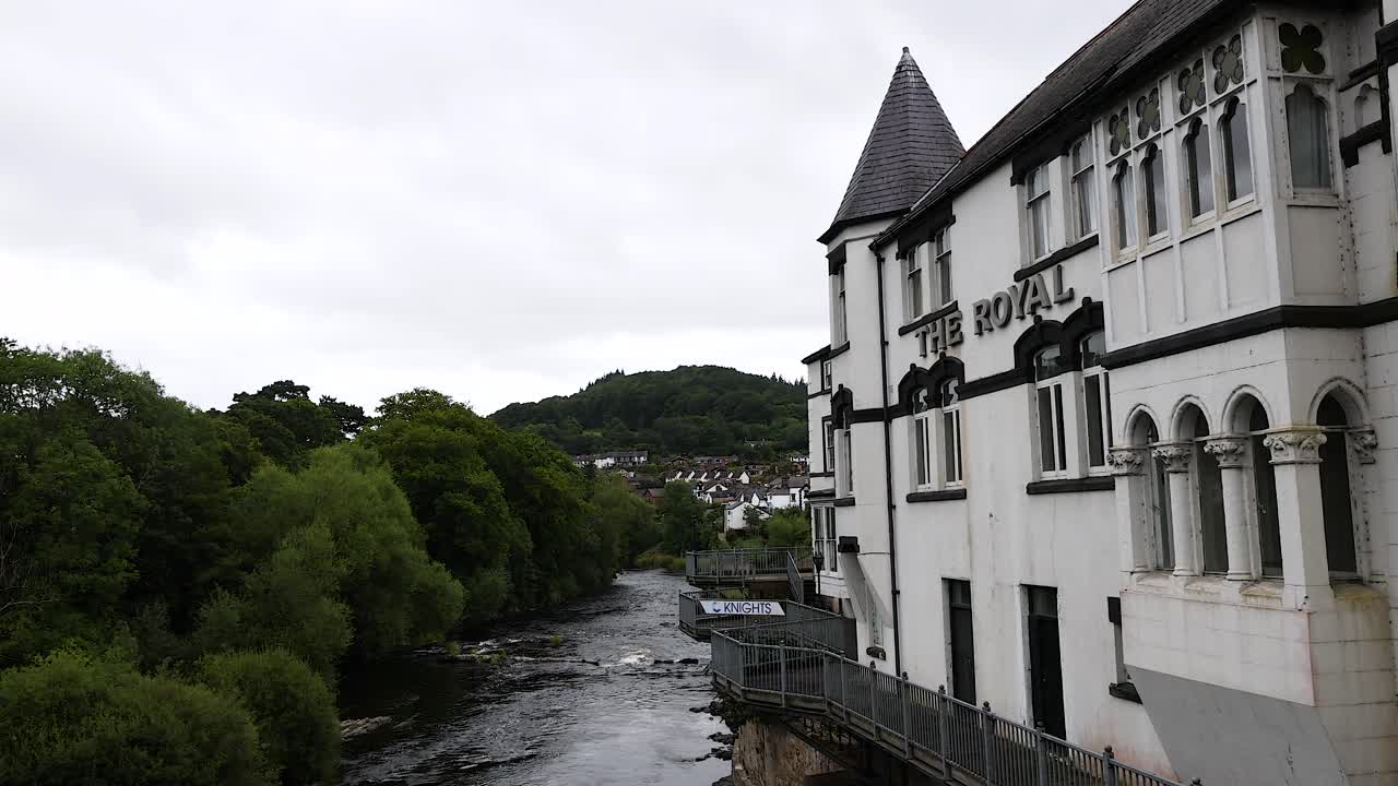 una vista panorámica de un edificio a la orilla del río