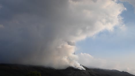 erupción volcánica con humo espeso en las islas canarias