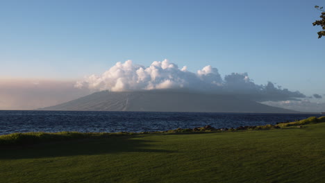 vista perfecta de un volcán cubierto de nubes en hawaii en un día claro