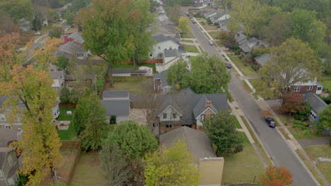 seguimiento aéreo dejado sobre calles suburbanas y casas en una bonita calle