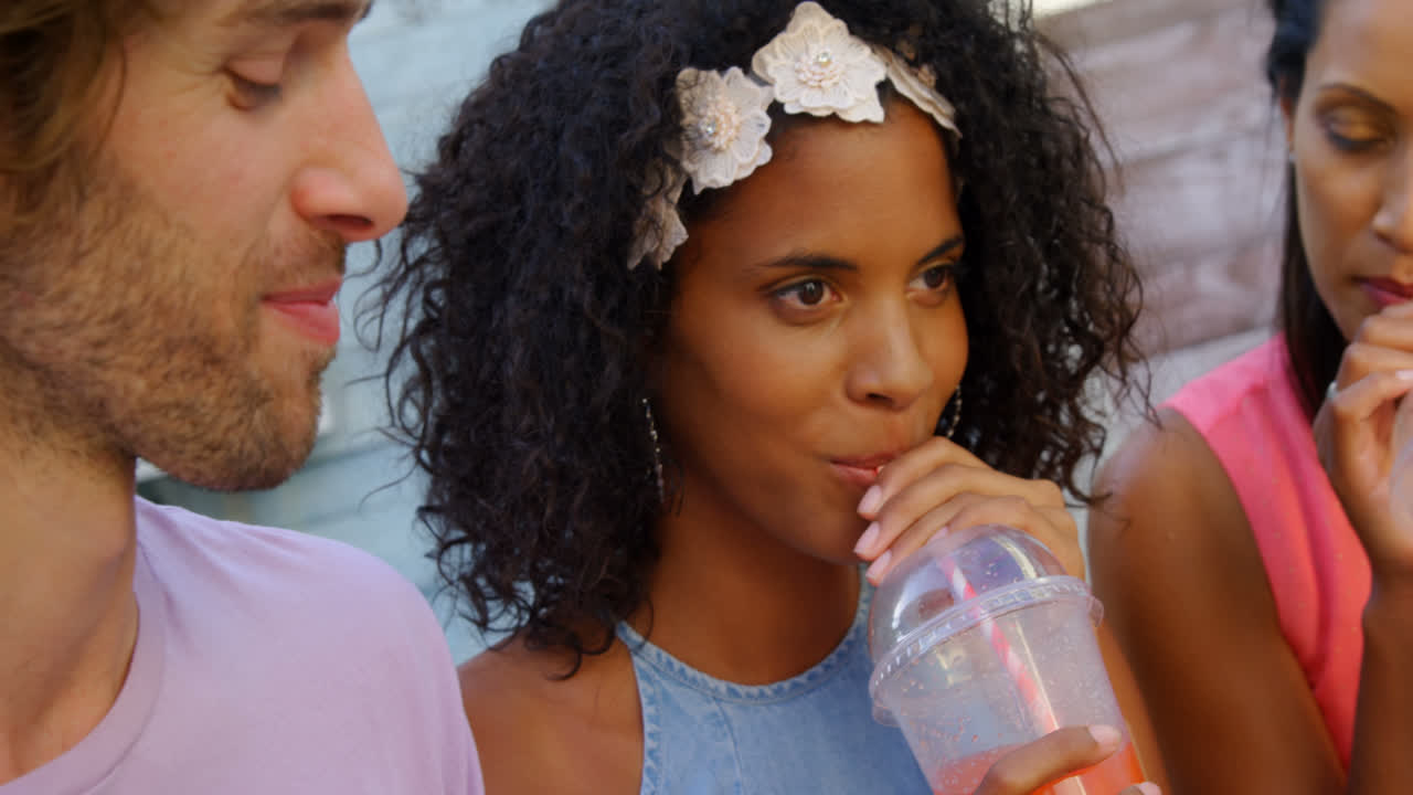 amigos felices tomando jugo