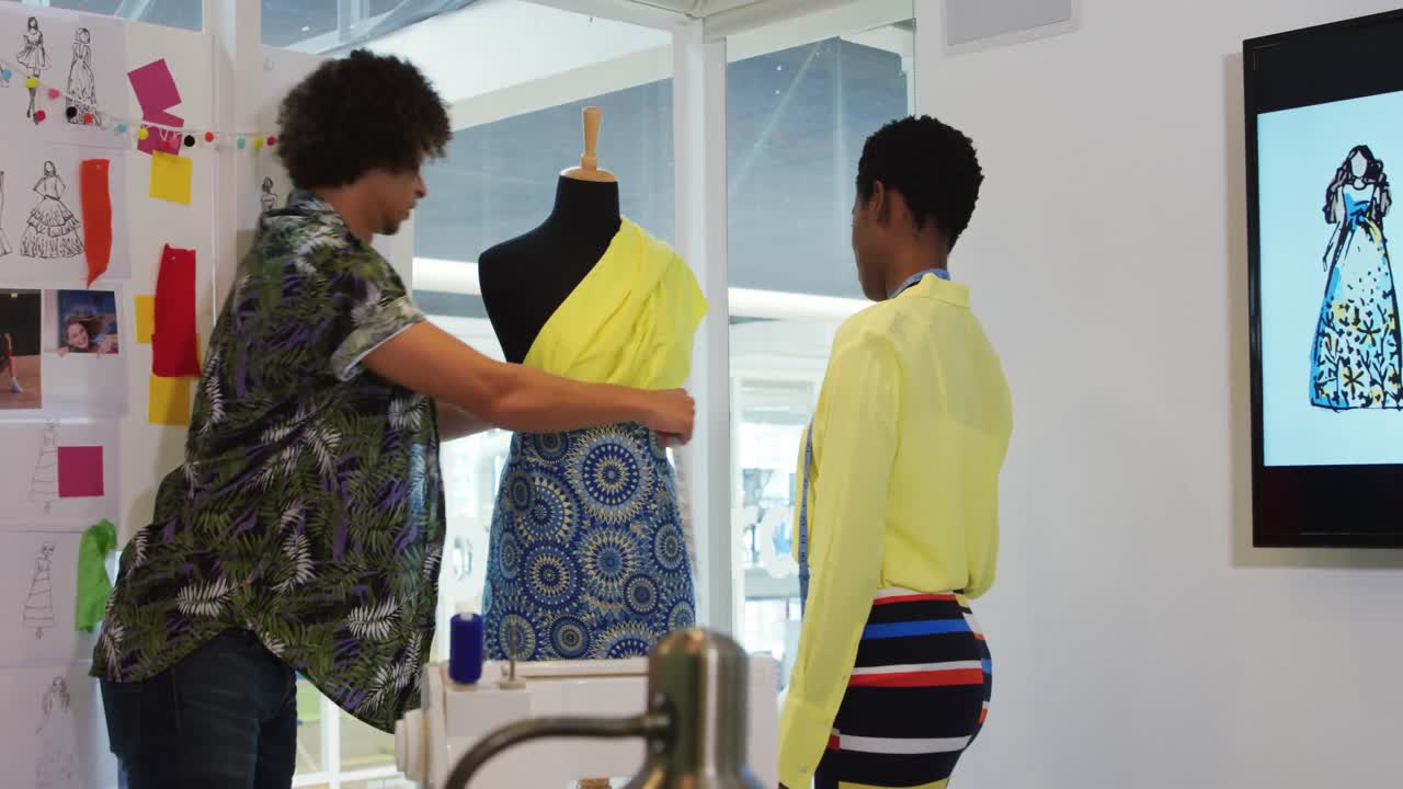 mujer y hombre jóvenes trabajando en una oficina creativa