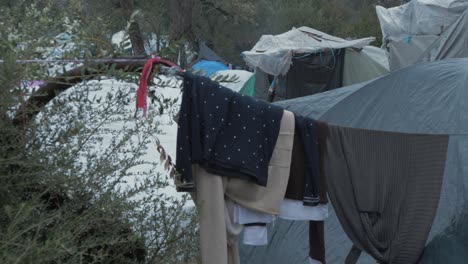 La-Ropa-Cuelga-En-Línea-En-El-Campo-De-Refugiados-De-Moria-Invierno