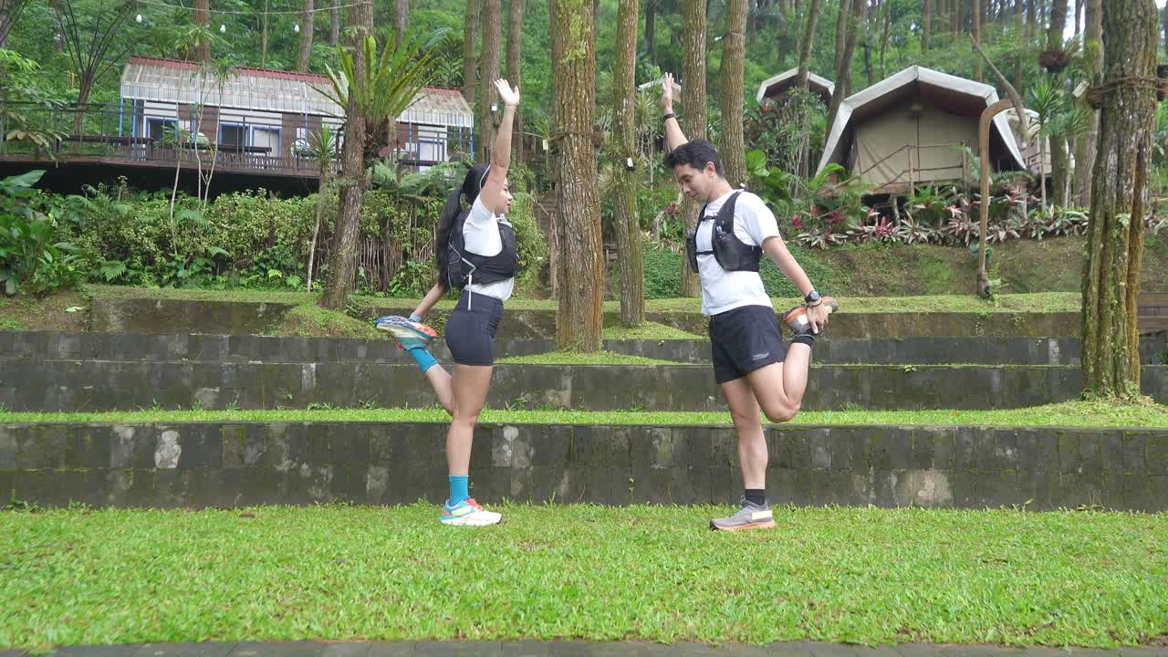 커플 이 야외 에서 스트레칭 하고 있다