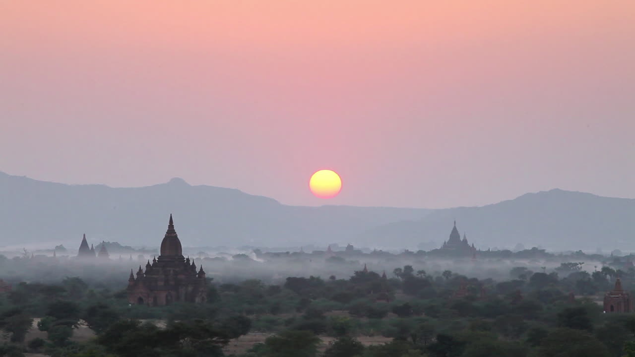 Bellissimo tramonto dietro i templi di Pagan Bagan Birmania Myanmar 1