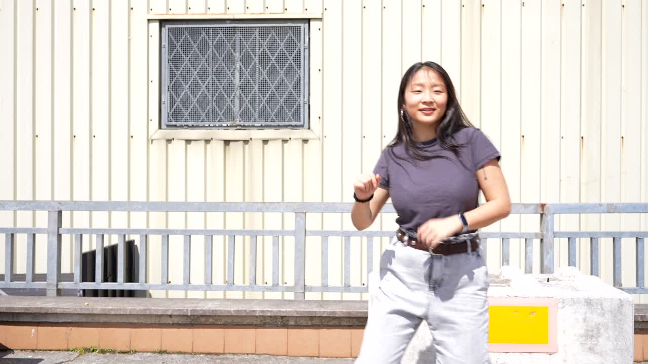 야외에서 춤을 추는 여자