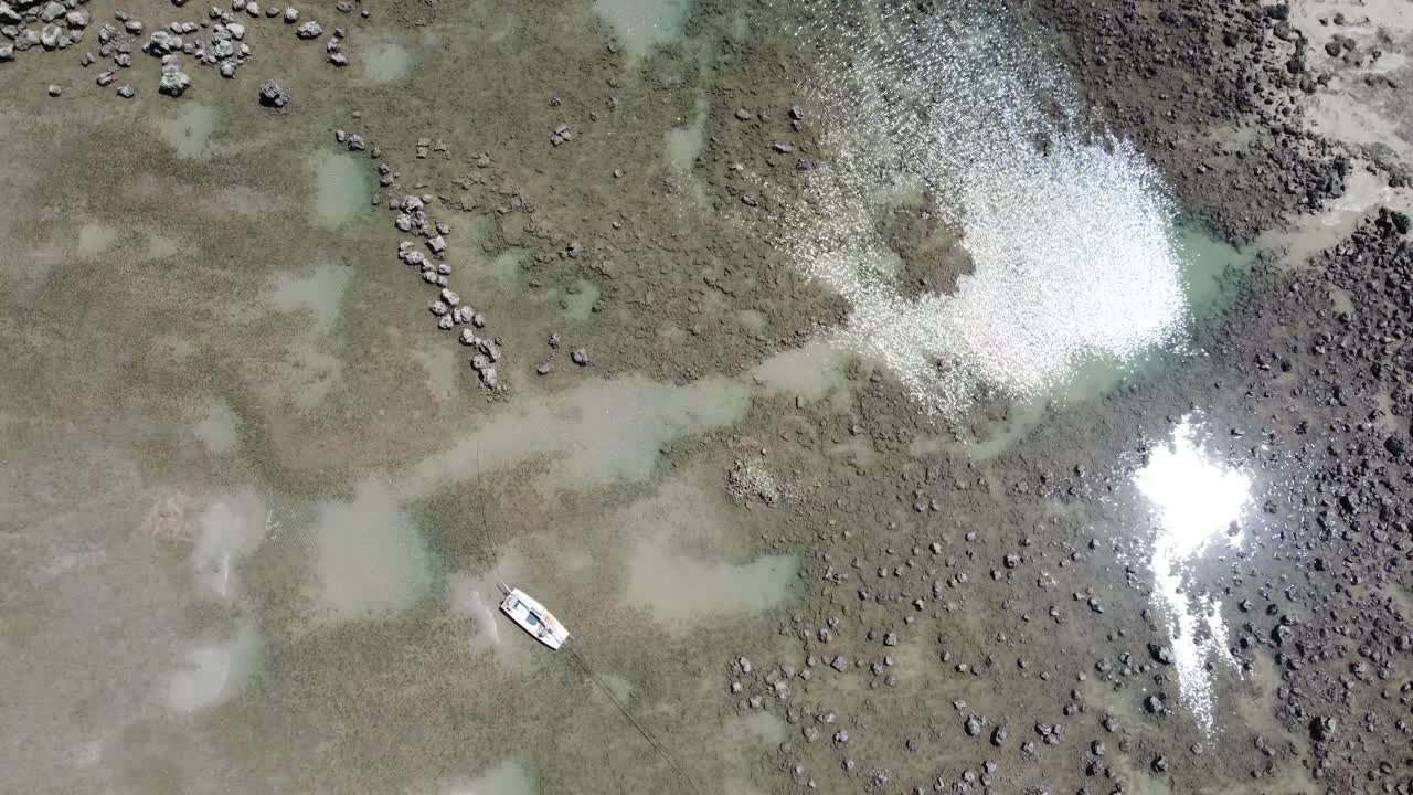 썰물 때 수정같이 맑은 물이 있는 해변가 조수 웅덩이 위를 패닝