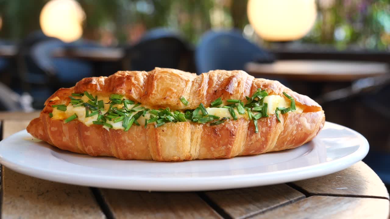 Primo piano di un delizioso croissant con insalata di uova