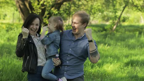 Una-Familia-En-El-Parque-Se-Quita-Las-Máscaras-Médicas-Después-Del-Fin-De-La-Cuarentena-Por-La-Pandemia-De-Coronavirus