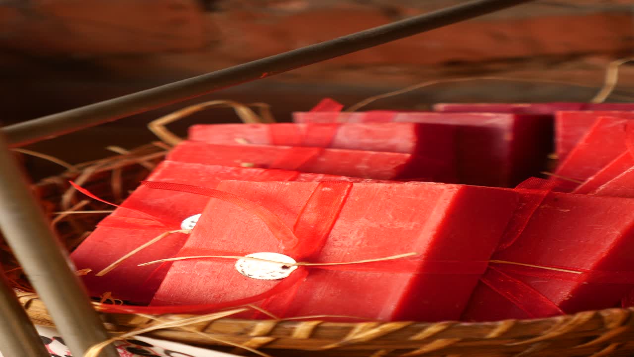 바구니에 빨간색으로 싸인 비누