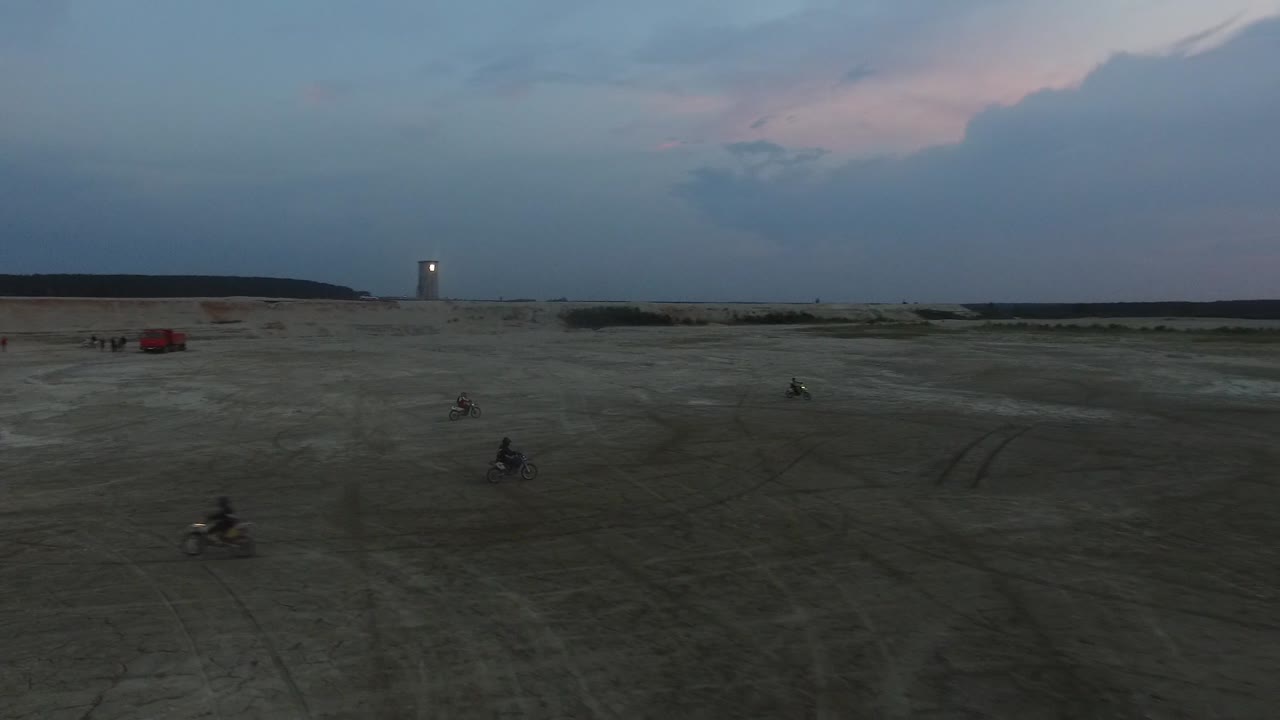 사막 풍경 에서 더위 자전거 타는 사람 들 의 공중 사진