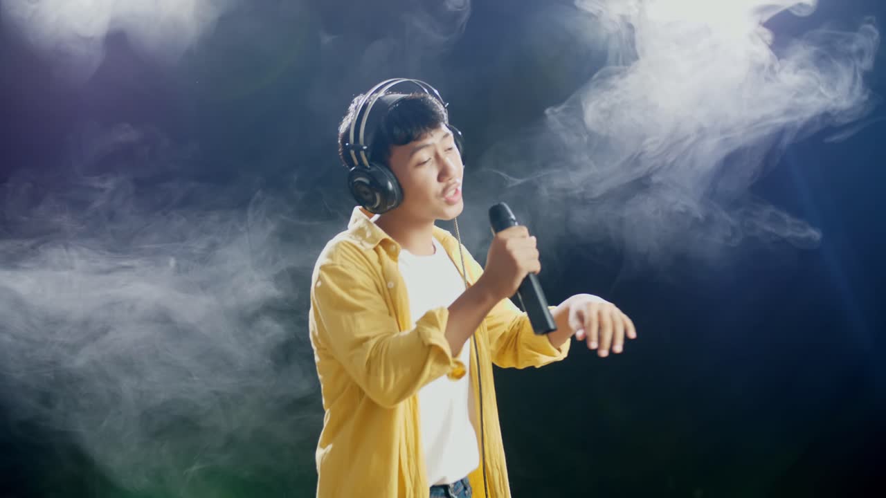 무대에서 공연하는 젊은 가수