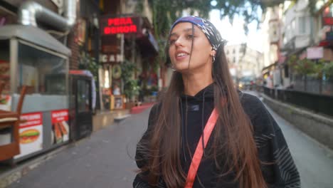 una joven explorando las calles de estambul.