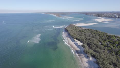 Vista-Aérea-Del-Mar-Azul,-Playa-Durante-El-Día-En-Verano-En-La-Isla-Bribie,-Qld,-Australia