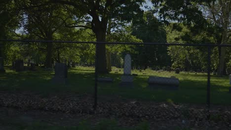 Toma-Panorámica-De-La-Cerca-Con-El-Cementerio-Con-Vista-Al-Lago-En-El-Fondo