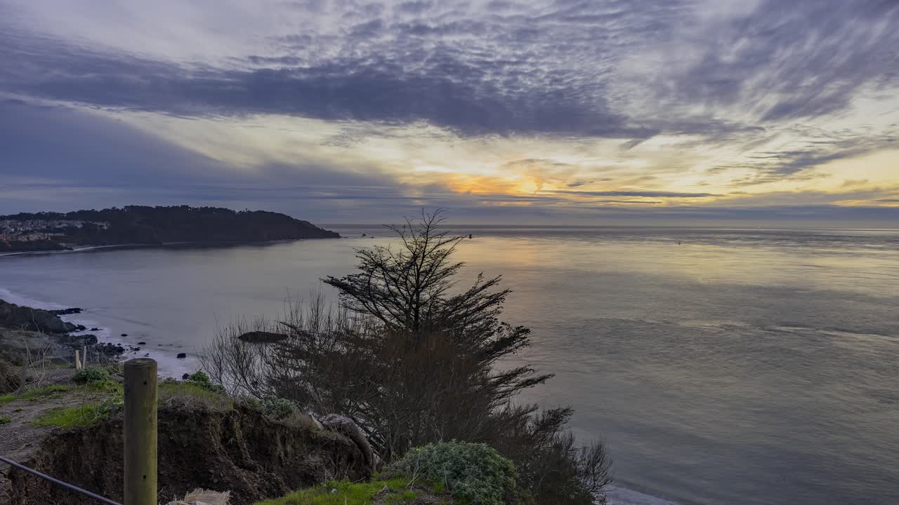 Time-lapse: lindo pôr do sol perto da baía.