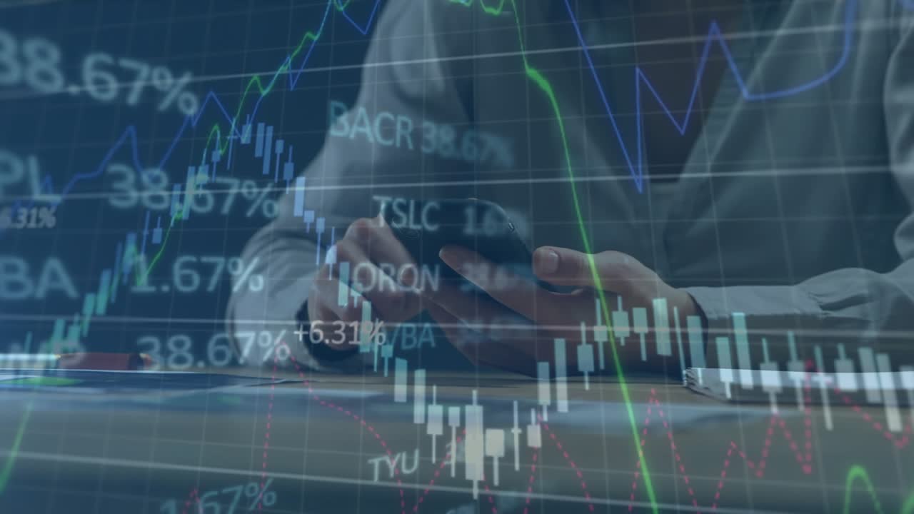 Animazione di grafici e borsa valori sulla sezione centrale di una donna caucasica che scorre sul cellulare