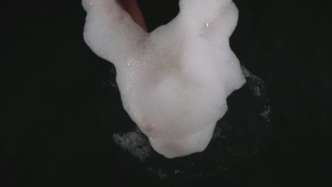 거품에 손, 검은 표면 및 악수, 큰 비누 거품