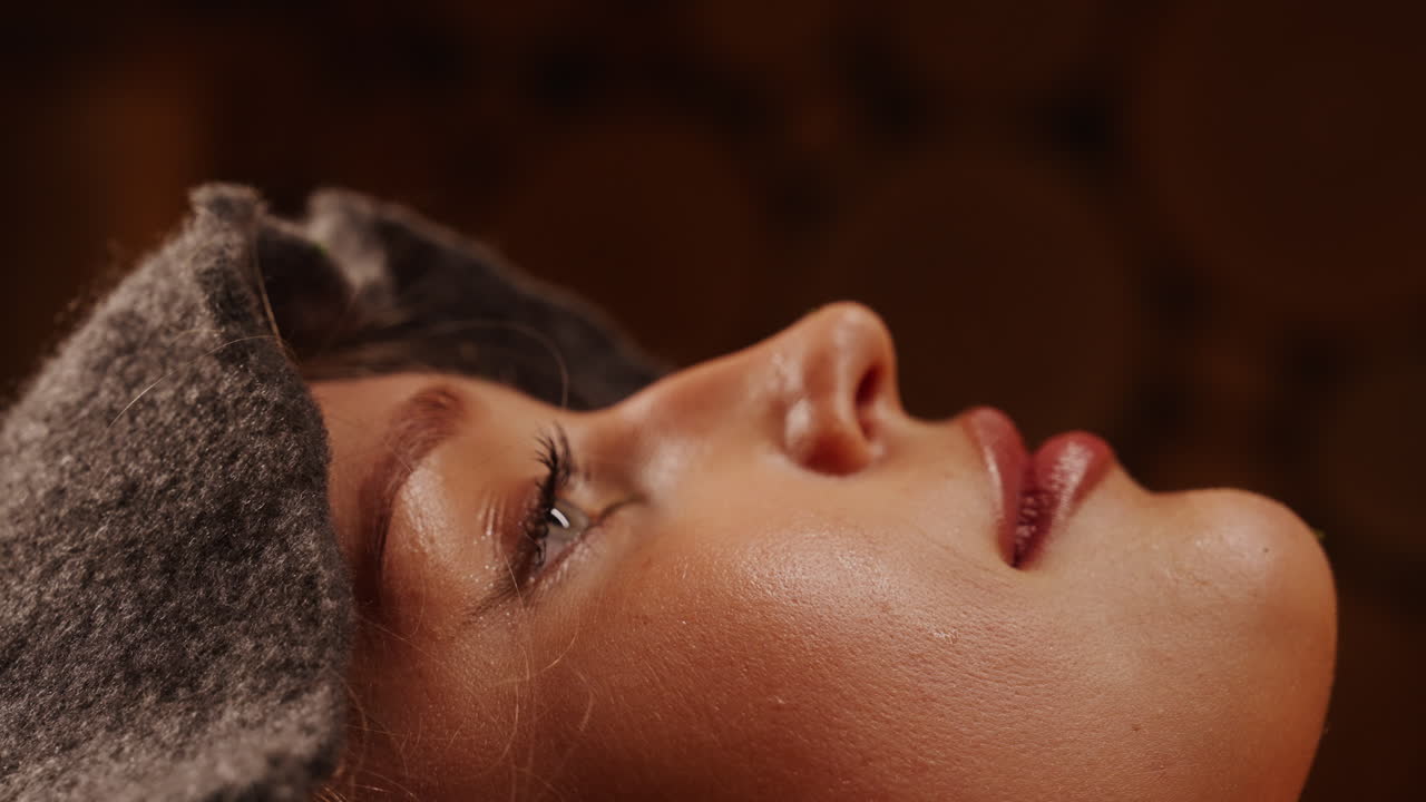 Une femme reçoit un massage du visage.