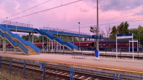 Hermoso-Cielo-Rosado-Del-Amanecer-En-La-Estación-De-Tren-De-Chelm-En-Polonia,-Temprano-En-La-Mañana,-Toma-De-4k