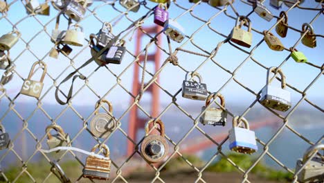 Scenic-view-multiple-locks-hanging-on-a-wire-metal-fence-and-the-Golden-Gate-Bridge-in-the-background