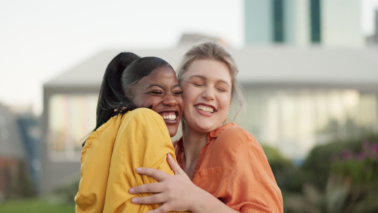 mujer feliz, amigos y abrazo en confianza