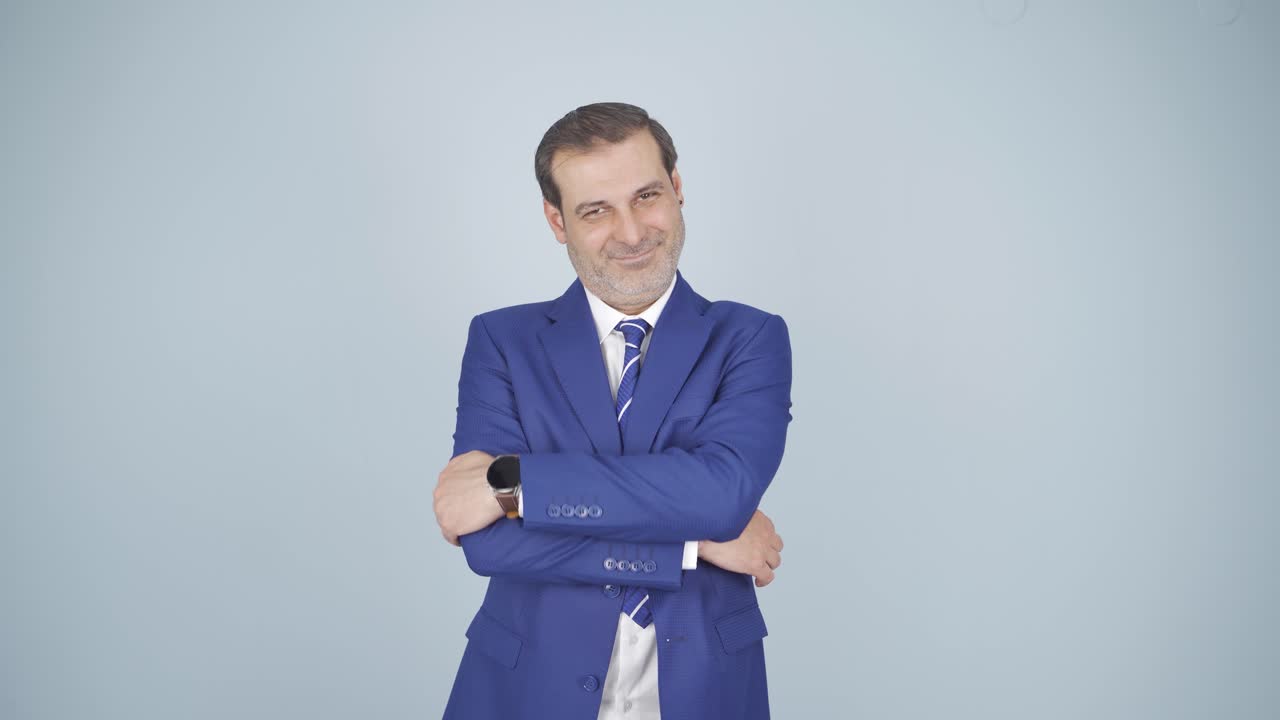 Empresário rindo para a câmera