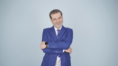 un hombre de negocios riéndose de la cámara.