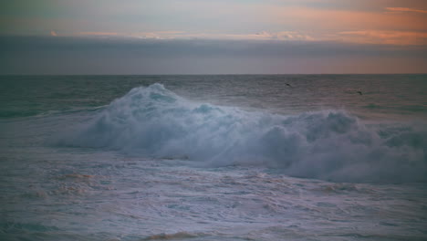 Enorme-Ola-De-Mar-Haciendo-Espuma-En-El-Horizonte-De-La-Mañana.-Potente-Oleaje-Rodando-Rompiendo-Poco-Profundo